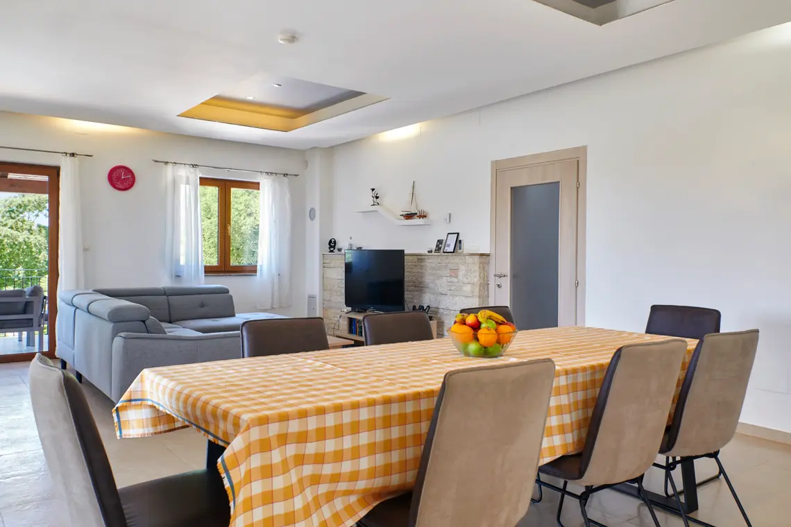 Heller Wohnraum mit Esstisch und Sitzbereich – Villa Štokovci, Ferienhaus in Istrien