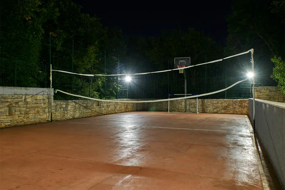 Sportplatz mit Volleyballnetz und Beleuchtung bei Nacht – Villa Štokovci, Ferienhaus in Istrien