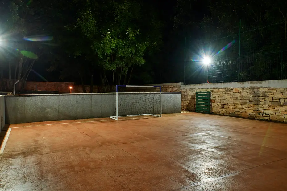 Abendaufnahme des beleuchteten Spielfelds – Villa Štokovci, Ferienhaus in Istrien