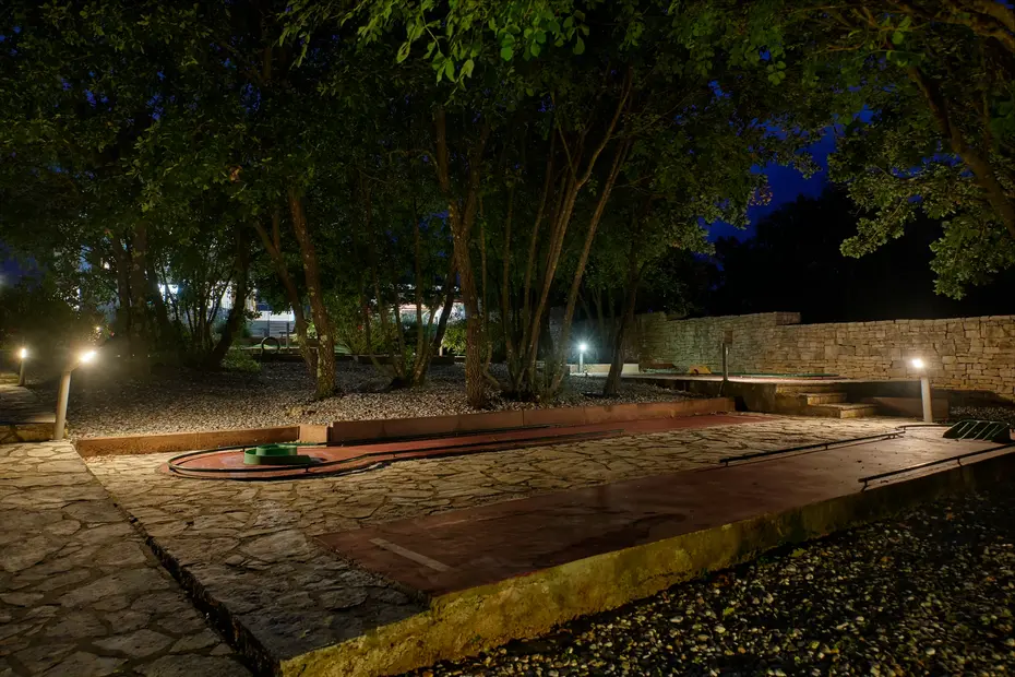 Beleuchtete Minigolfbahnen und Wege im Garten – Villa Štokovci, Ferienhaus in Istrien