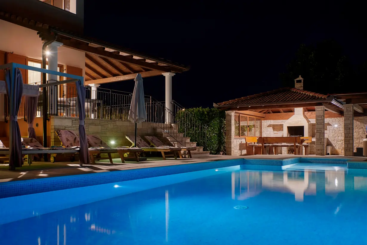 Beleuchtete Villa und privater Pool bei Dunkelheit – Villa Štokovci, Ferienhaus in Istrien