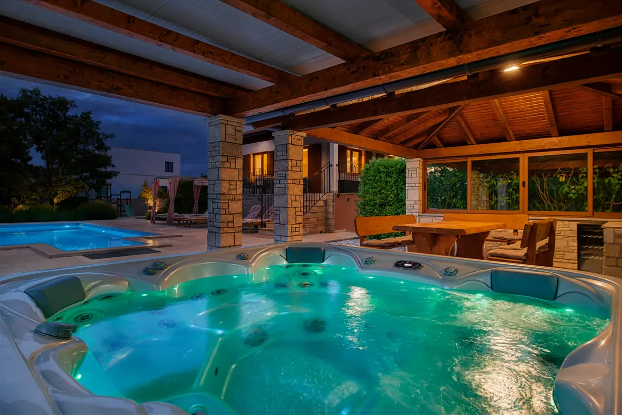 Beleuchteter Jacuzzi neben dem Pool und dem Grillbereich – Villa Štokovci, Ferienhaus in Istrien