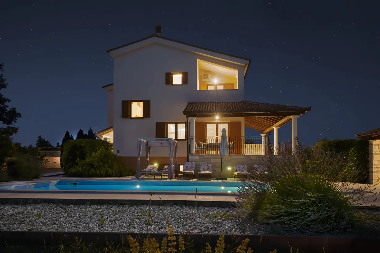 Hauseingang und Pool mit warmem Licht am Abend – Villa Štokovci, Ferienhaus in Istrien