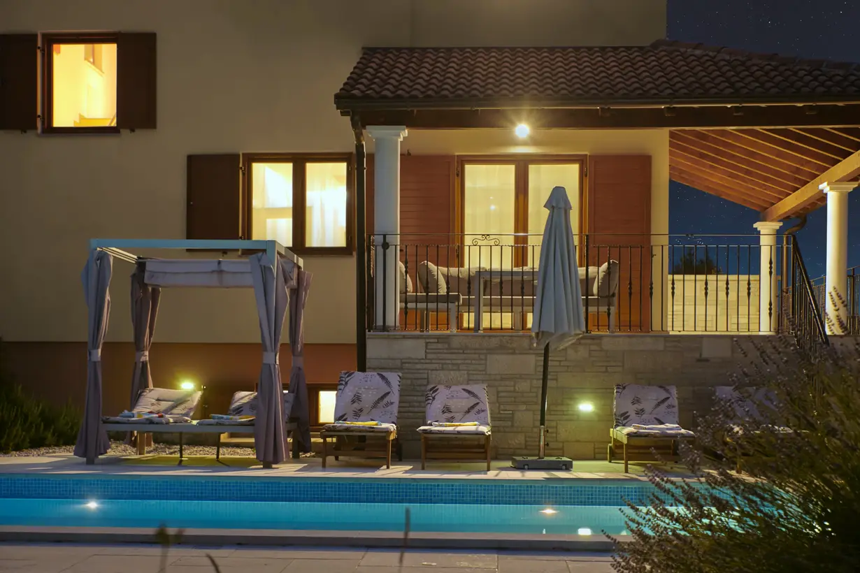 Beleuchteter Terrassenbereich mit Blick zum Haus – Villa Štokovci, Ferienhaus in Istrien