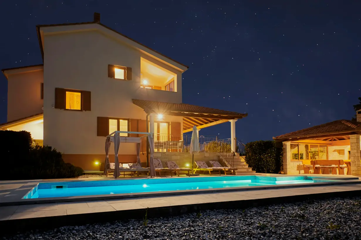 Nachtaufnahme des Swimmingpools mit beleuchteter Villa – Villa Štokovci, Ferienhaus in Istrien