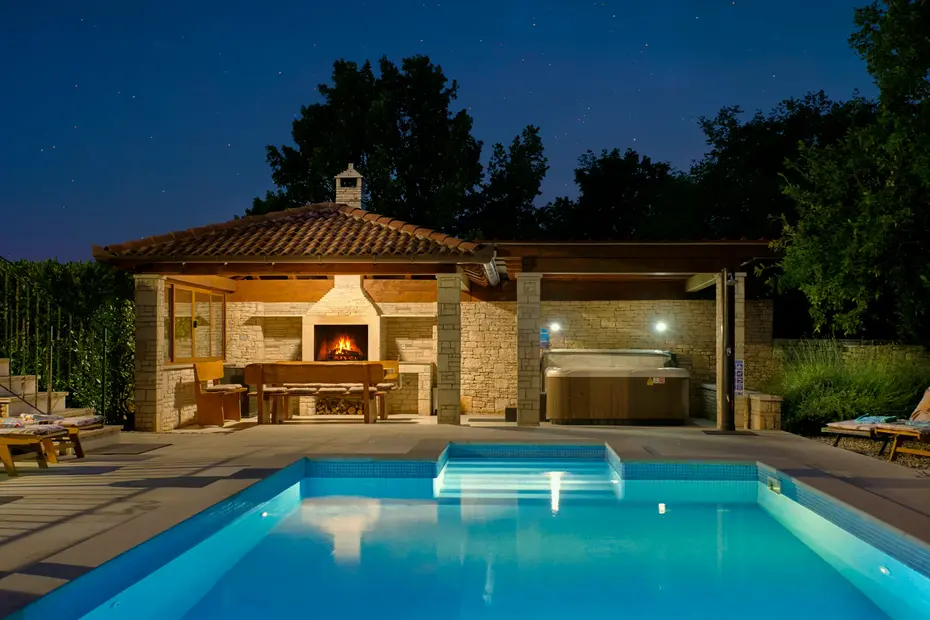 Überdachter Grillbereich mit Lichtreflexen im Pool – Villa Štokovci, Ferienhaus in Istrien