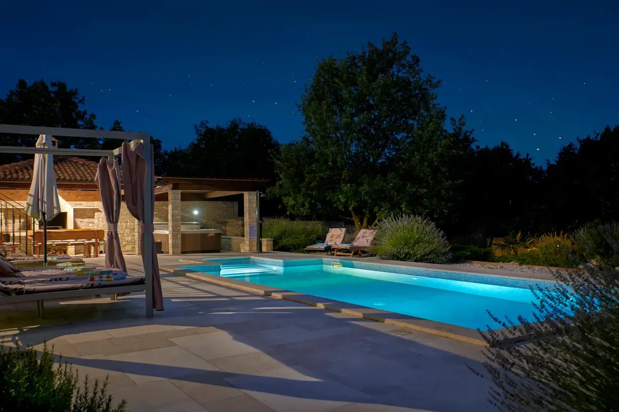 Privater Pool und beleuchtete Außenanlage am Abend – Villa Štokovci, Ferienhaus in Istrien