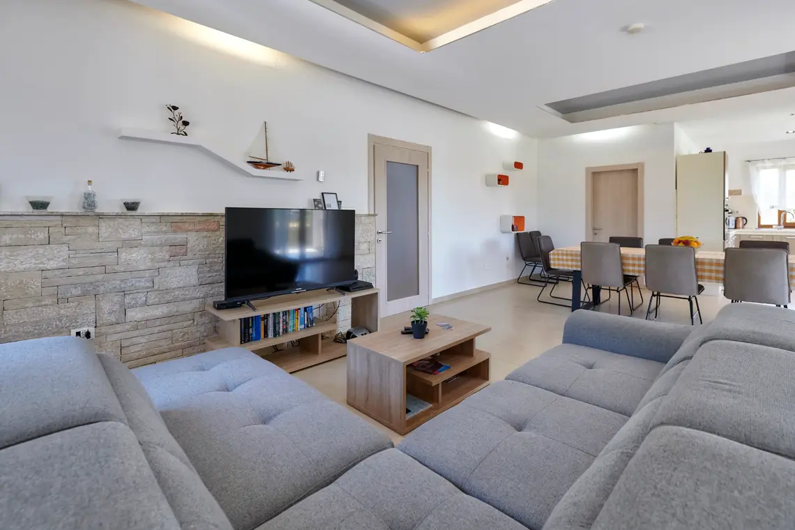 Modern eingerichteter Wohnbereich mit Fernseher – Villa Štokovci, Ferienhaus in Istrien
