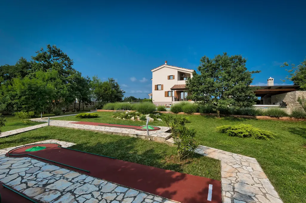 Basketballkorb über dem Fußballtor auf dem eingezäunten Sportplatz der Villa Štokovci